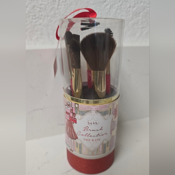 Nicole Miller New York Other - Chic Brush Collection Face & Eye Set
